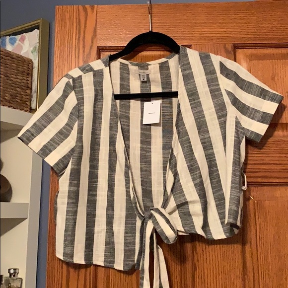 NWT URBAN OUTFITTERS WRAP TOP - Picture 2 of 3